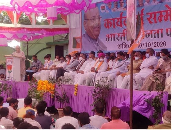 किसानों को साधने में जुटी भाजपा और कांग्रेस, वादों और आश्वासन की झड़ी