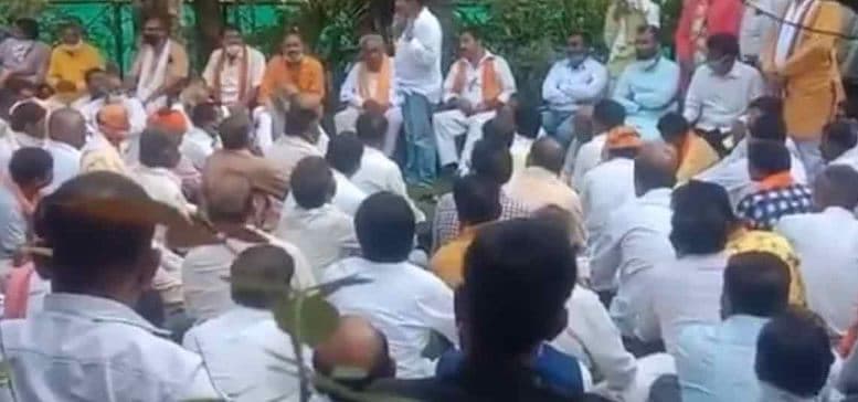 भाजपा प्रत्याशियों के ऐलान से पहले दीपक जोशी का शक्ति प्रदर्शन, समर्थकों के साथ सीएम हाउस पहुंचे