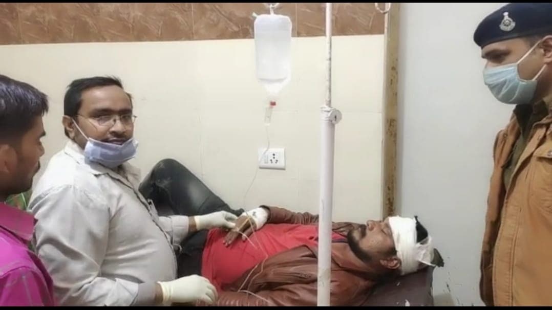 हत्या के मामले में फरार आरोपी को पकड़ने गयी पुलिस पार्टी पर उपद्रवियों ने किया हमला, दो आरक्षक घायल