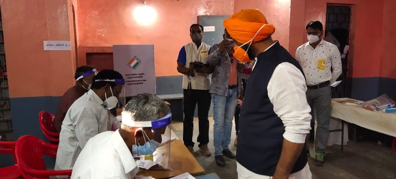 MP उपचुनाव: वोटिंग आज, मतदान करने से पूर्व हरदीपसिंह डंग ने की पूजा अर्चना