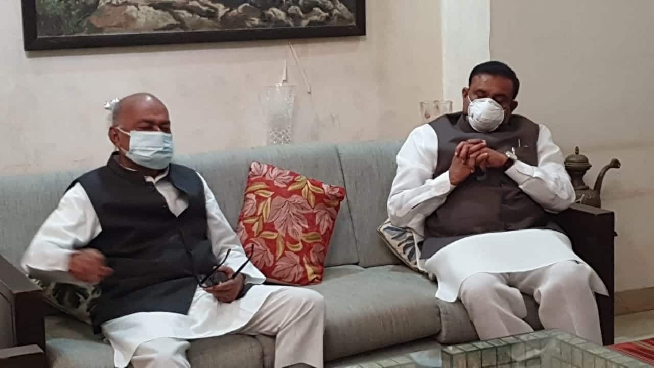 नगरीय प्रशासन मंत्री भूपेंद्र सिंह पहुंचे दमोह, पूर्व मंत्री जयंत मलैया से की मुलाकात