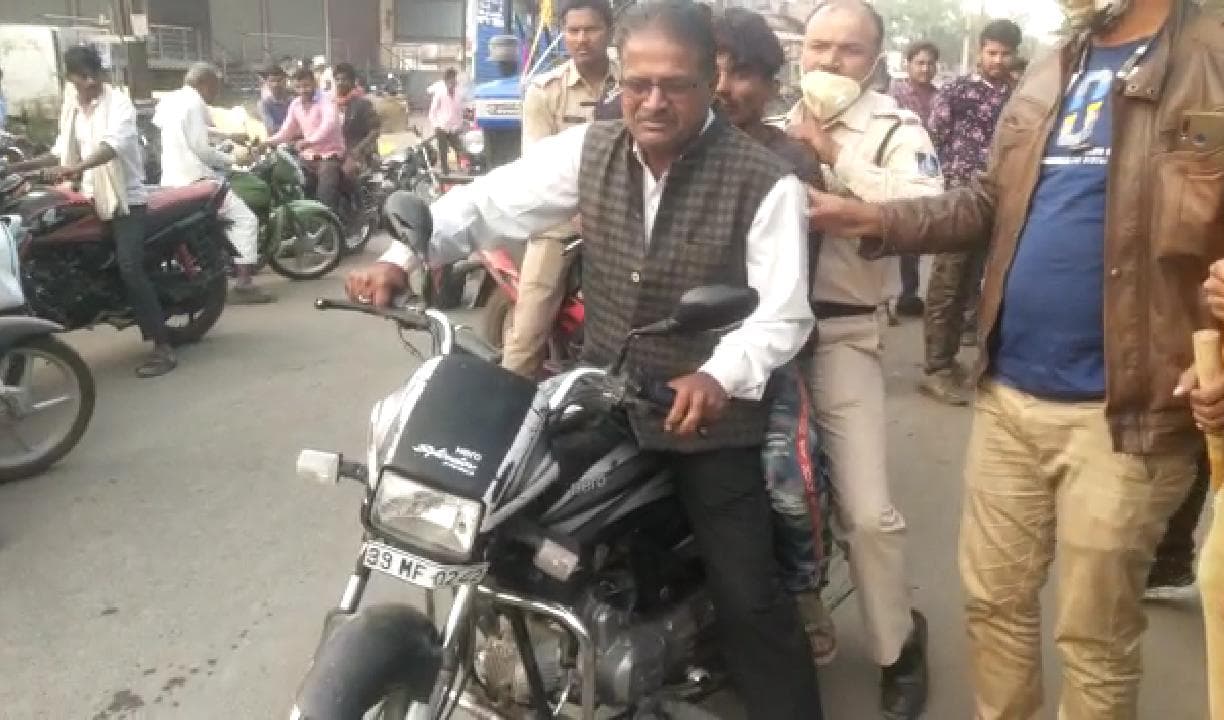 पुलिसकर्मी की मोटरसाइकिल चुराना चोर को पड़ा भारी, जानिए पूरा मामला