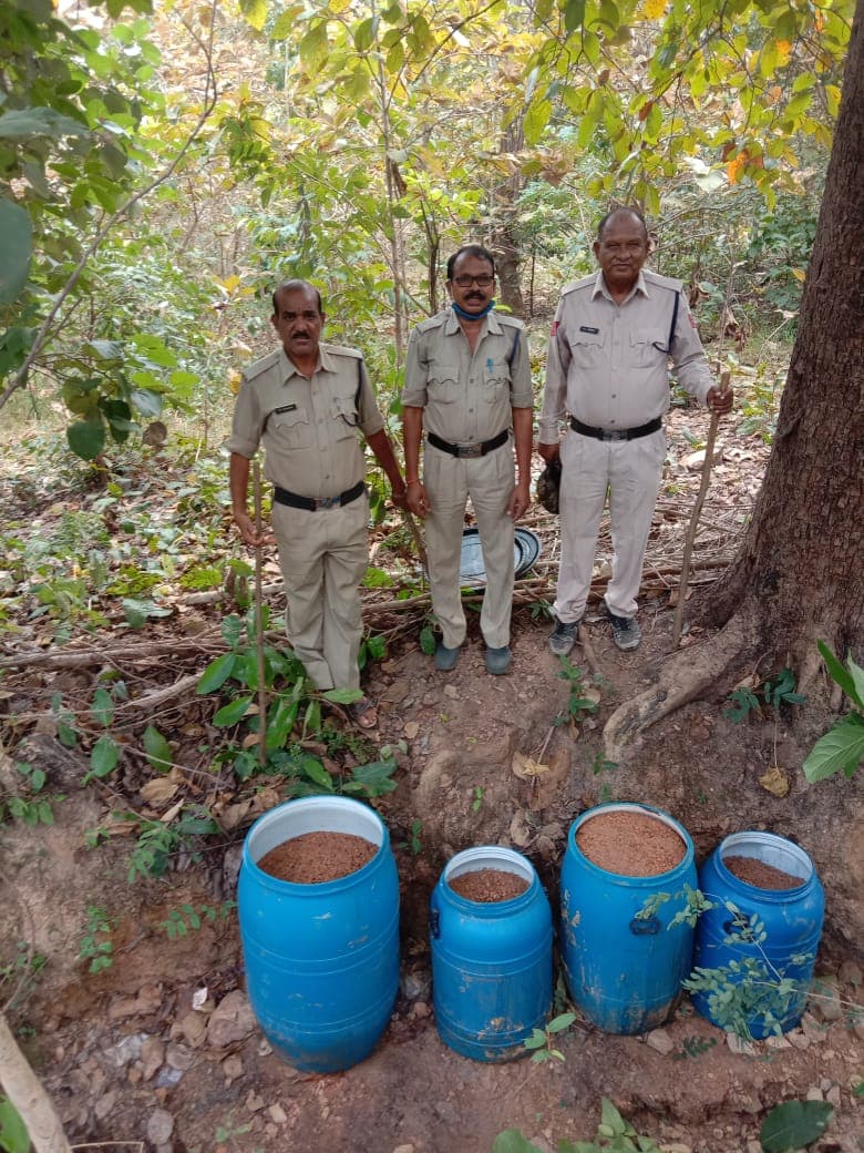 आबकारी टीम की छापामार कार्रवाई में 07 लाख 16 हजार रुपये का महुआ लाहन एवं कच्ची शराब जब्त