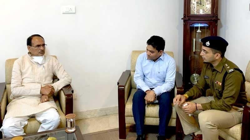 सीएम शिवराज ने की बालाघाट कलेक्टर एवं एसपी से चर्चा, कहा- विशेष सुविधाएं देगी सरकार