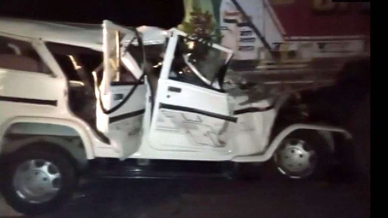 Accident : बारातियों से भरी बोलेरो ट्रक में घुसी, 6 बच्चों सहित 14 की हुई मौत