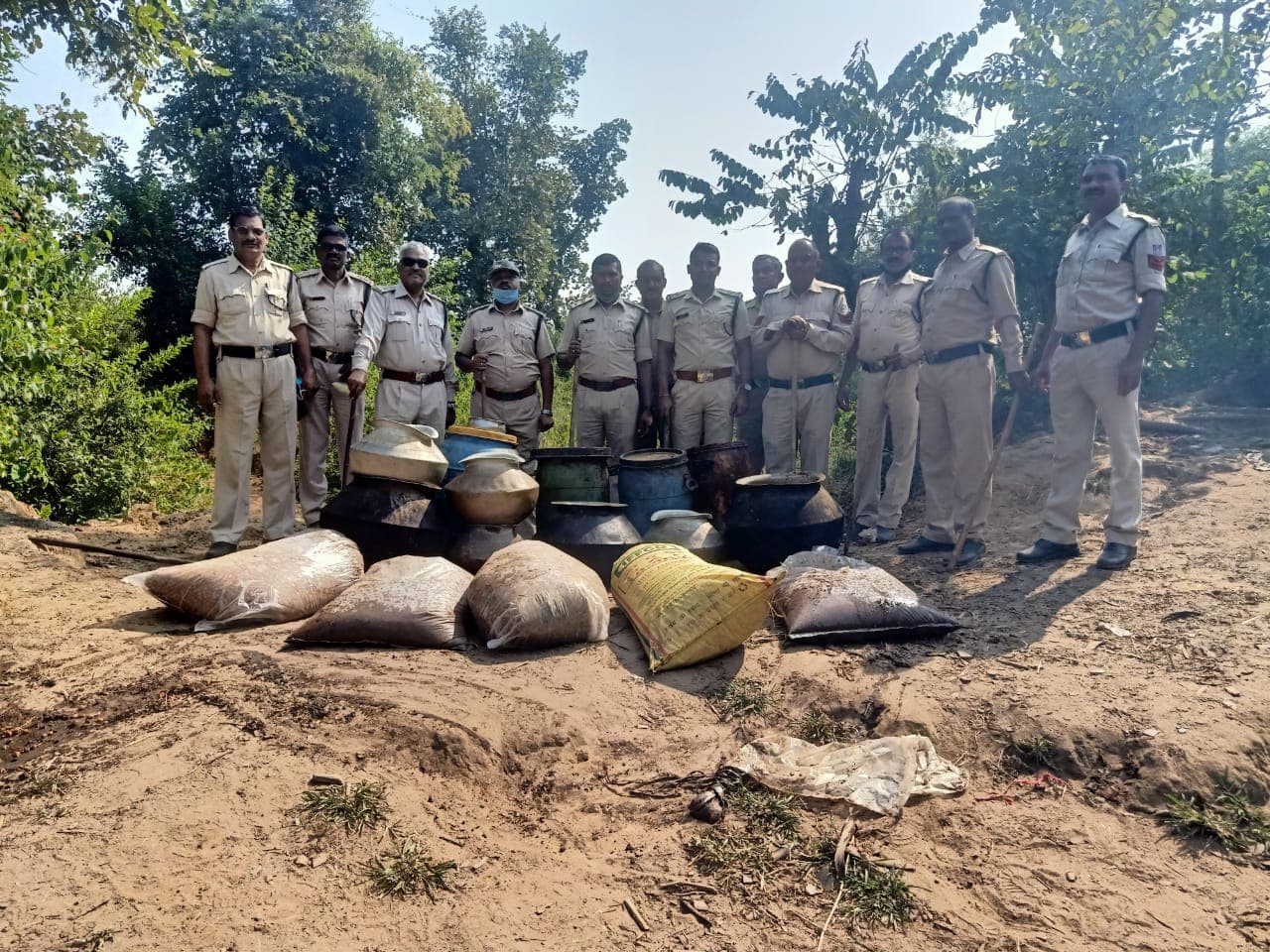 आबकारी विभाग की छापामार कार्रवाई में जंगल से 3.76 लाख रुपये का महुआ लहान एवं कच्ची शराब जब्त