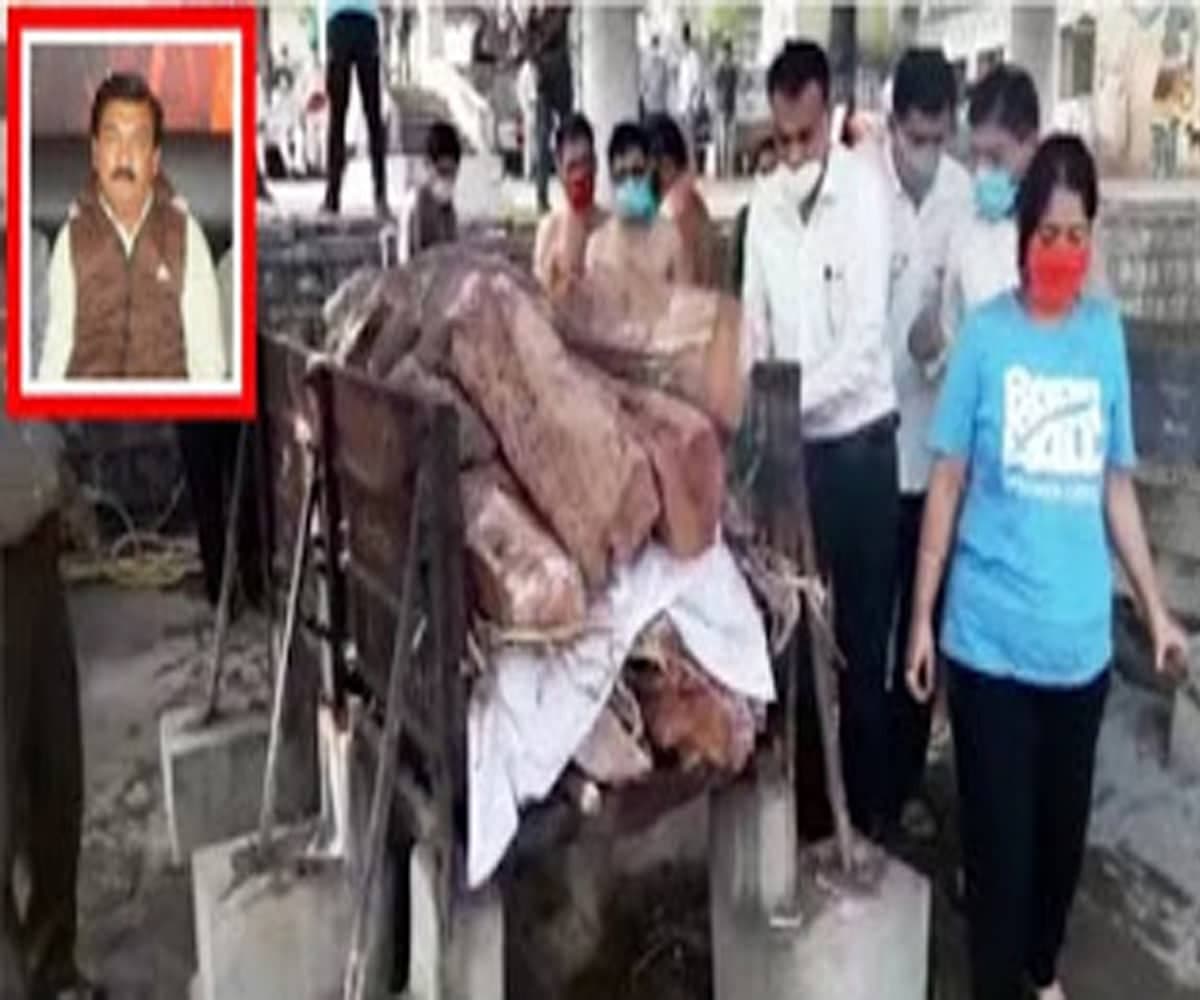 पिता को मुखाग्नि देकर बेटी ने निभाया बेटे का फर्ज