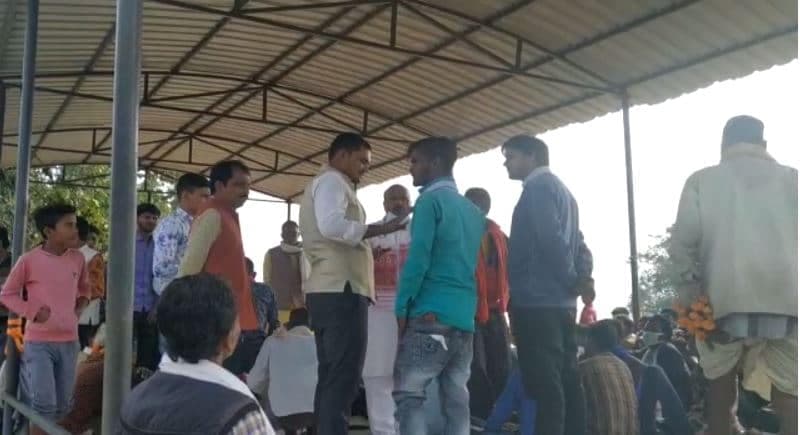 BJP सांसद पर ग्रामीणों ने निकाला भड़ास, लगाए ये आरोप