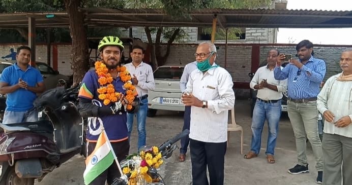 जैविक खेती को प्रमोट करने दतिया पहुंचे दि साइकिल मेन ऑफ इंडिया एग्रीकल्चर