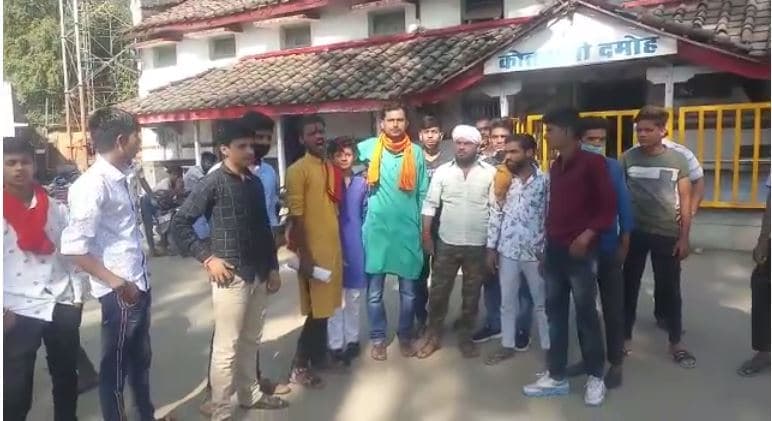 धर्म पर अनर्गल टिप्पणी को लेकर हिंदू संगठन के लोगों ने सौंपा ज्ञापन, कार्रवाई की मांग
