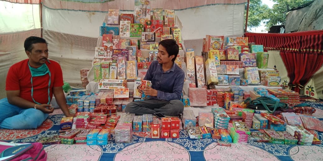 त्योहारी बाजार में दिख रहा कोरोना का असर, ग्राहकों का इंतजार, स्वदेशी पटाखों की बड़ी डिमांड