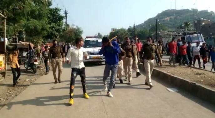 देवास पुलिस ने निकाला गुंडों का जुलूस, देखें वीडियो