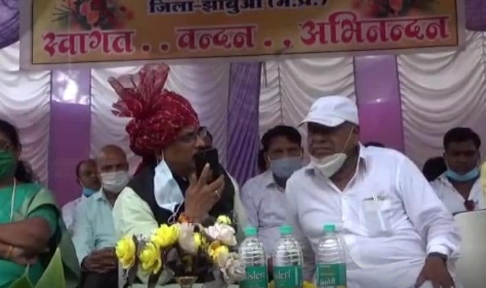 बीजेपी सांसद के बिगड़े बोल, मंच से दी ठेकेदार को उल्टा लटकाने की धमकी