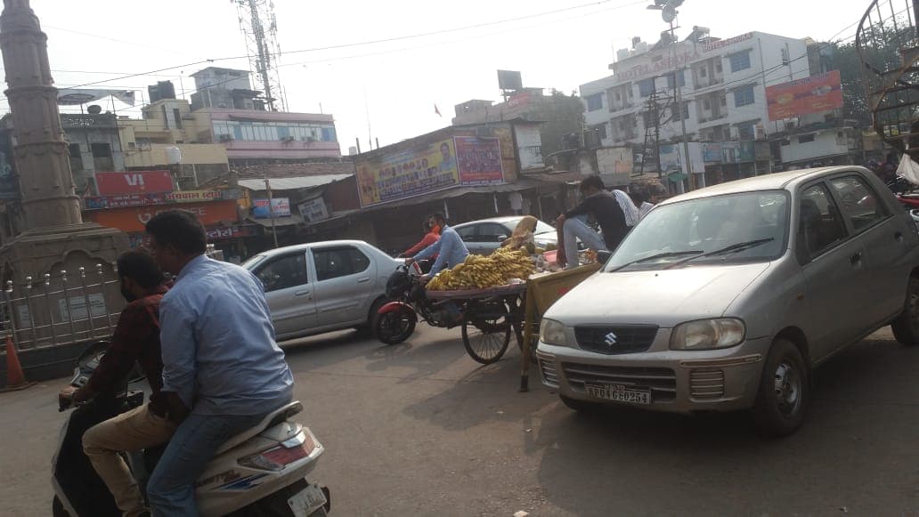 इटारसी : नगर का मुख्य चौराहा बना पार्किंग स्टेण्ड ,लोगों को हो रही समस्या