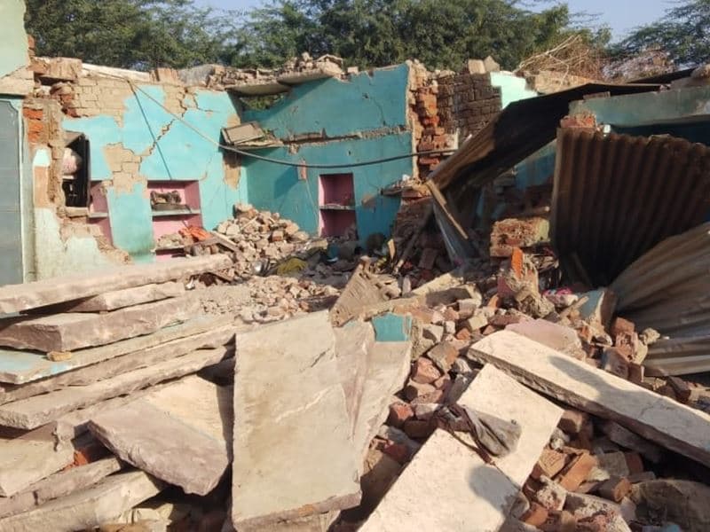 तेज धमाके के बाद धराशायी हुआ मकान, मलबे में दबकर एक साल के मासूम समेत तीन की मौत