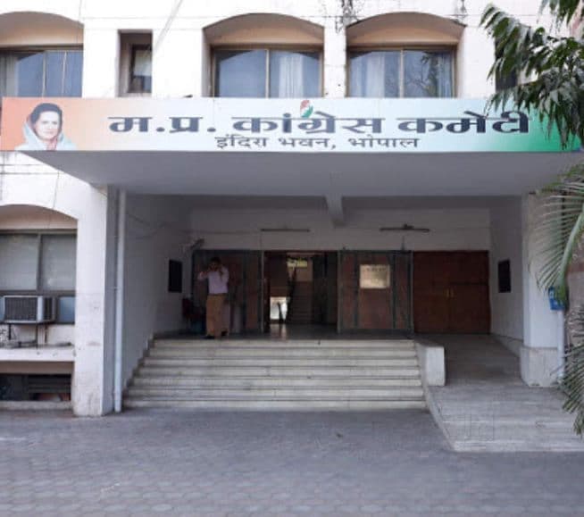 कांग्रेस में एक्शन जारी, नेतृत्व पर सवाल उठाने वाले दो और नेताओं पर कार्रवाई