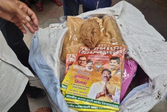 कांग्रेस ने पकड़ी सिलावट के पंपलेट के साथ साड़ियां, चुनाव आयोग में शिकायत