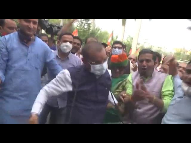 बीजेपी प्रदेशाध्यक्ष वीडी शर्मा ने ढोल बजाकर मनाया जश्न, मांधाता में पहला नतीजा बीजेपी के खाते में