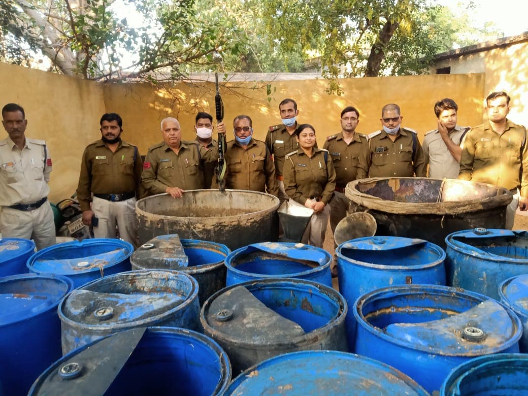 शिवपुरी: सिलपुरा कंजर डेरा पर आबकारी टीम का छापा, पकड़ी 12 लाख की शराब