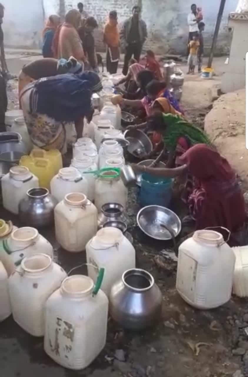 नर्मदा नदी के शहर में पानी की विकराल समस्या, रोज लोग पानी के लिये लड़ते हैं जंग