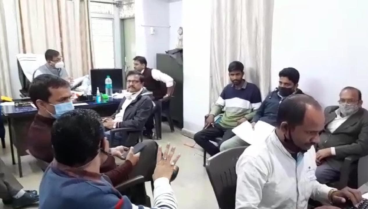 Bribe : लोकायुक्त का शिकंजा, बिजली विभाग का अधिकारी रिश्वत लेते रंगेहाथों गिरफ्तार