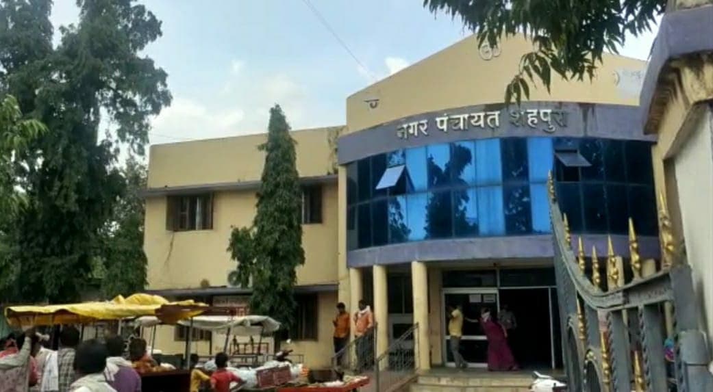 नगर पंचायत में पदस्थ दो कर्मचारियों ने ट्रेन से कटकर दी जान, मचा हड़कंप