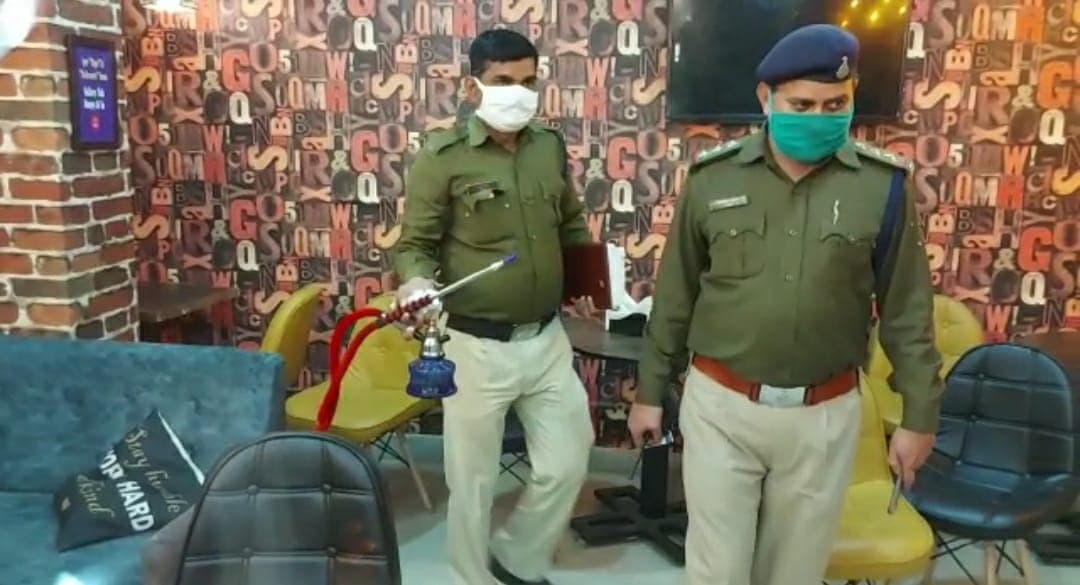 हुक्का बार पर छापा,कोरोना में भी एक ही पाइप से गुड़गुड़ा रहे थे युवक युवती