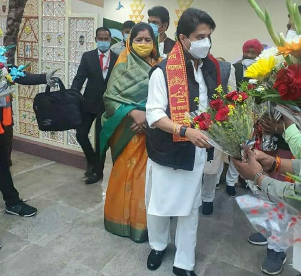भोपाल पहुंचे सिंधिया, समर्थक मंत्री, विधायकों ने किया स्वागत, भाजपाई रहे नदारद