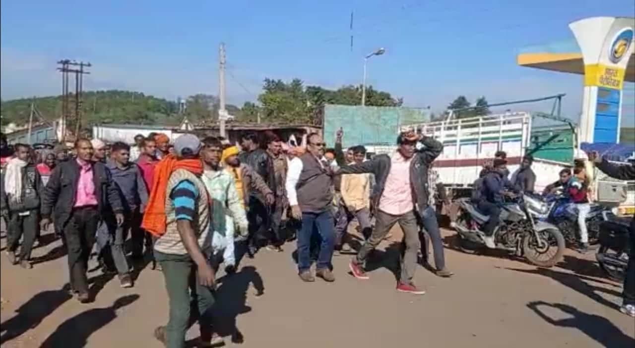 कार्यालय में बैठे सहकारी समिति के मैनेजर को दबंगों ने कॉलर पकड़कर खींचा, नगर में घुमाया
