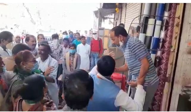 VIDEO VIRAL : कांग्रेस विधायक रामचंद्र दांगी से किसने कहा- इन गुंडों की वजह से तुम बदनाम