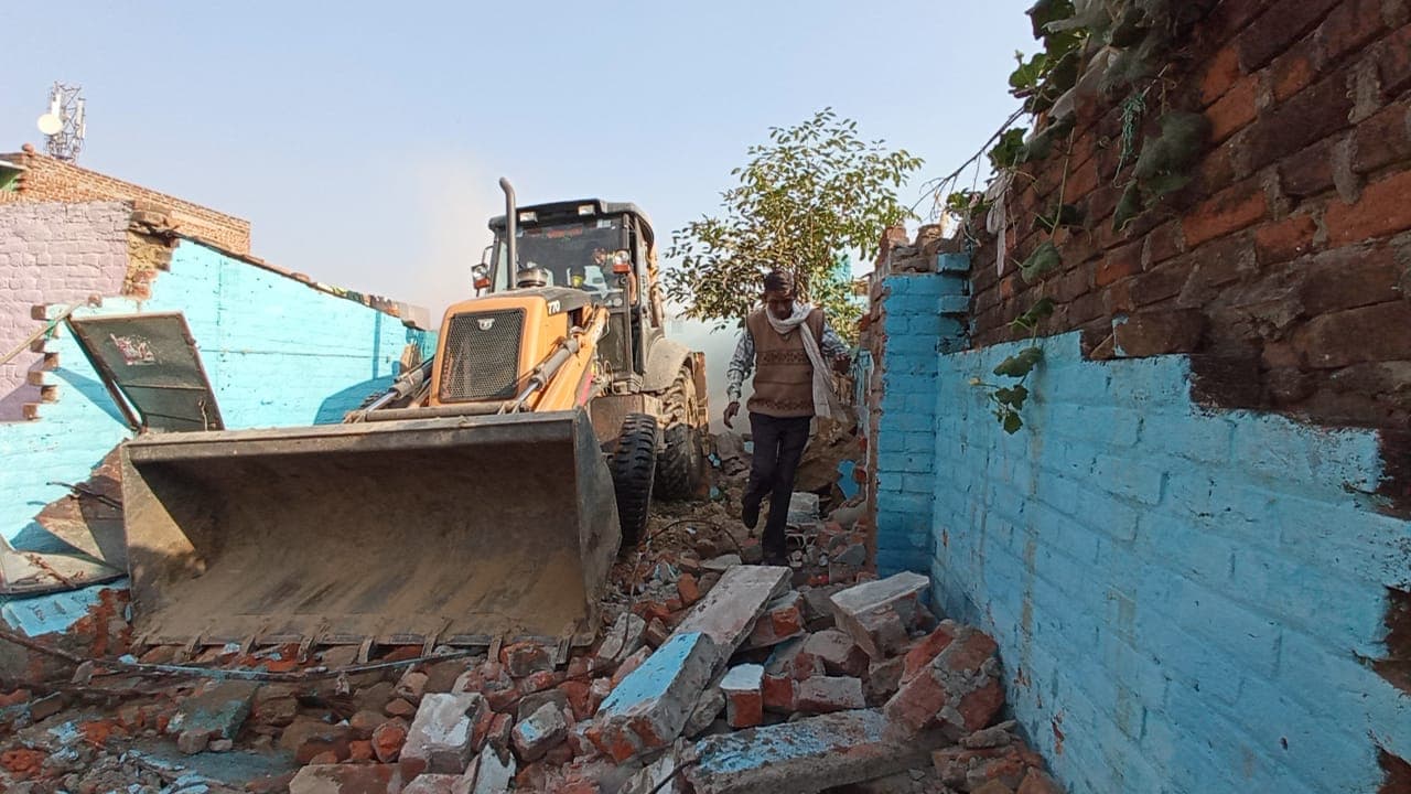 मुरैना : आरोपी के खिलाफ रासुका की कार्रवाई के बाद नगरपालिका ने तोड़ा मकान