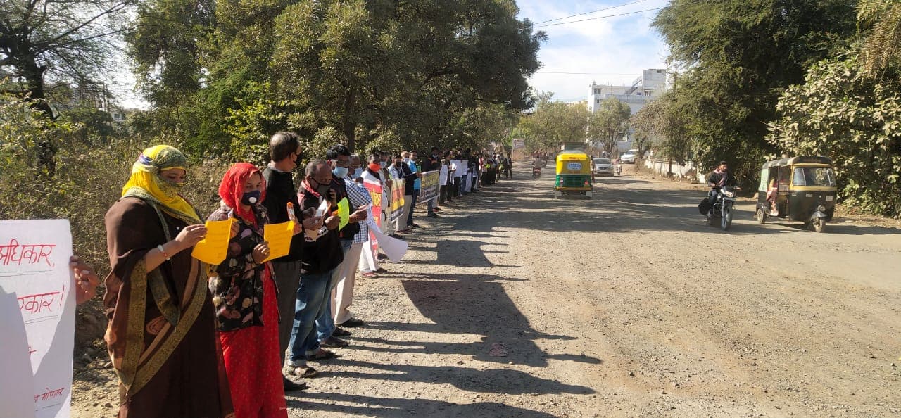 अनोखा प्रदर्शन : सड़क को पिलाया गया ग्लूकोज, प्रदर्शनकारियों ने कहा- मर रही है रोड, इसकी जान बचाई जाए