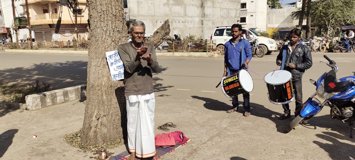 बहरे प्रशासन को जगाने, ढोल बजाकर कलेक्ट्रेट पहुंचा एक पुजारी