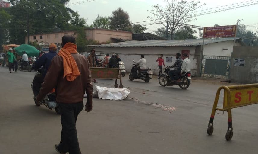 नशे की हालत में बुजुर्ग ट्रक के नीचे कूदा, सिर के उड़े परखच्चे