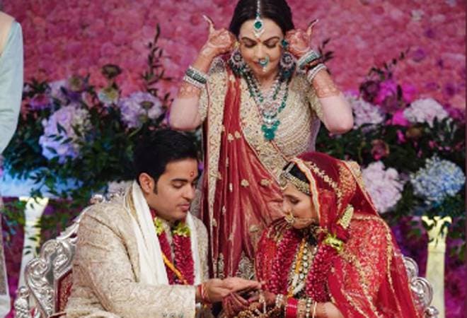 Ambani के घर गूंजी खुशियों की किलकारी, दादा-दादी बने मुकेश और नीता अंबानी