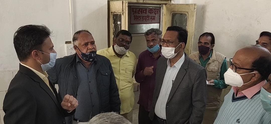 कलेक्टर ने किया जिला चिकित्सालय का निरीक्षण, व्यवस्थाओं का जायजा लिया