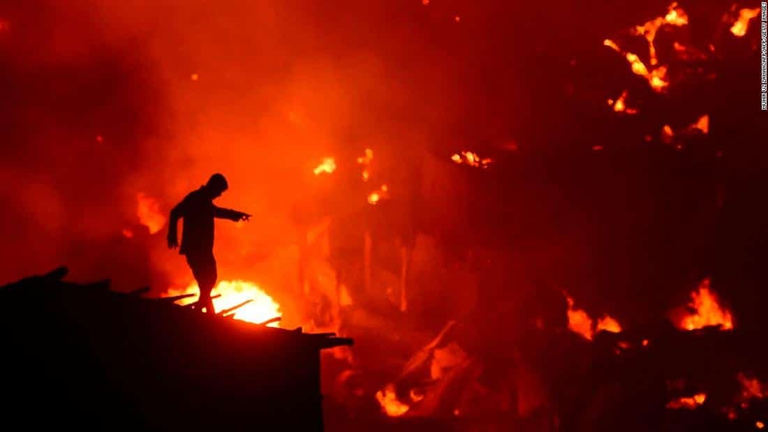 नशे में धुत महिला ने आपसी रंजिश के चलते झुग्गियों को किया आग के हवाले, लाखों का सामान जल कर खाक
