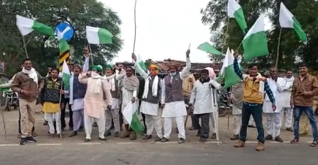 मध्य प्रदेश में यहां किसानों ने हाइवे पर किया चक्काजाम