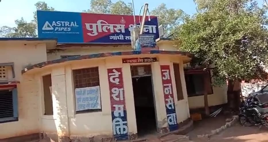 दो युवकों ने अपनी प्रेमिकाओं को शराब में जहर मिलाकर पिलाया, पुलिस ने किया गिरफ्तार