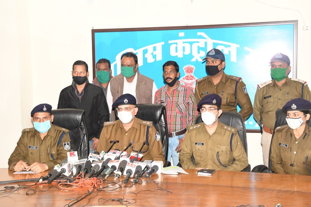 बहनों पर रखता था बुरी नजर, इसलिए कर दी चाकू घोप कर हत्या, दो आरोपियों को पुलिस ने किया गिरफ्तार