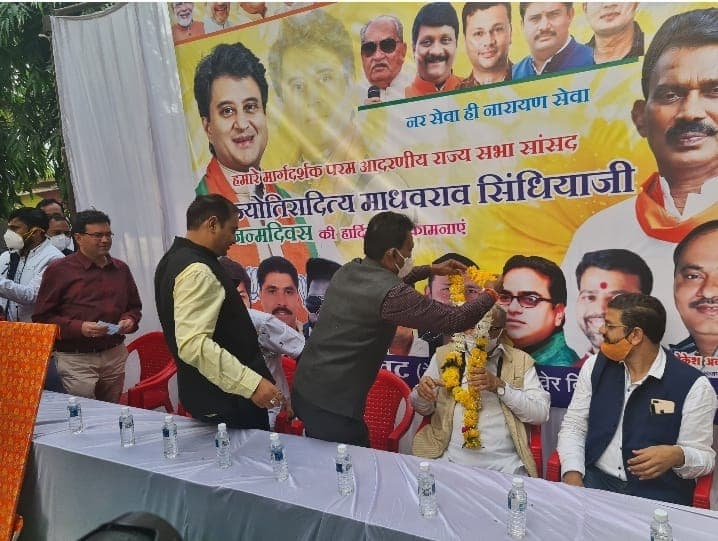 Indore- ज्योतिरादित्य सिंधिया के जन्मदिन पर तुलसी सिलावट ने बांटे कंबल, परोसा भोजन