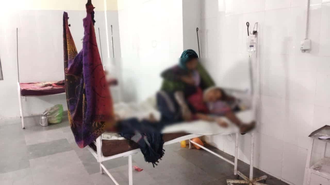 घर में सो रही किशोरी पर खिड़की से अज्ञात ने पेट्रोल डालकर लगाई आग, जिला अस्पताल रेफर