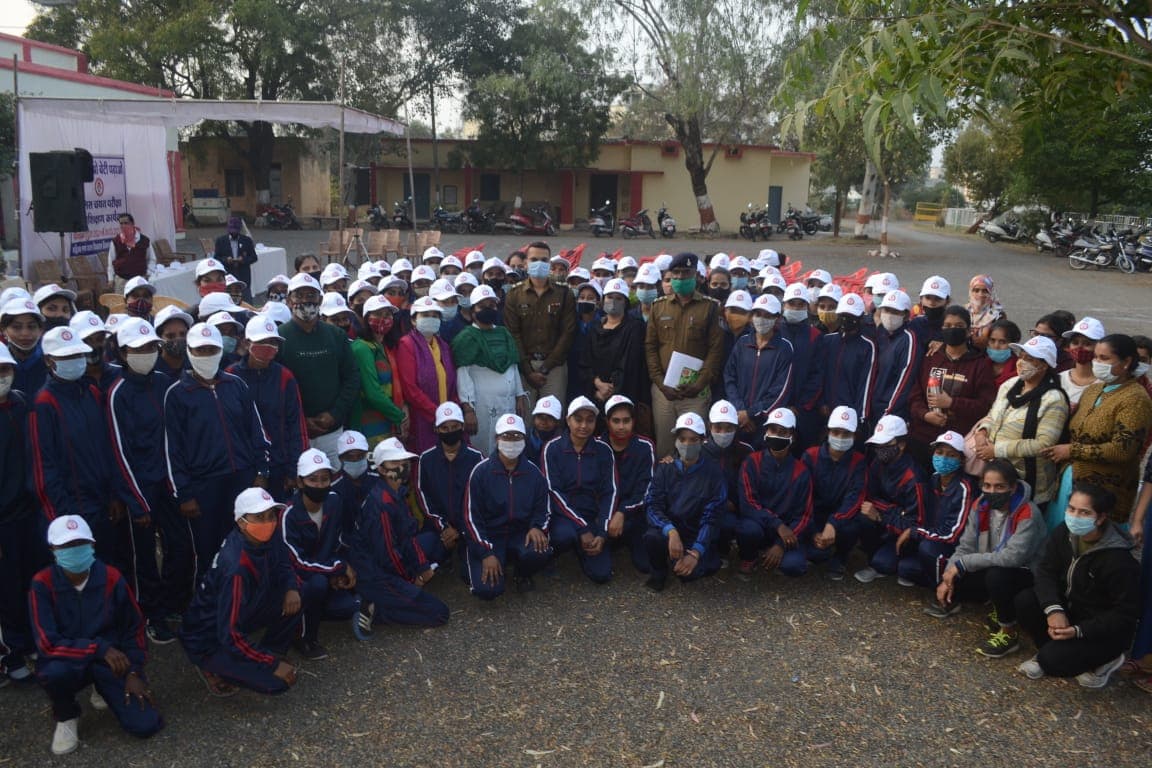 लड़कियों का सुपर 100 बैच तैयार, पुलिस भर्ती परीक्षा पास करने कलेक्टर-एसपी ने दिए टिप्स