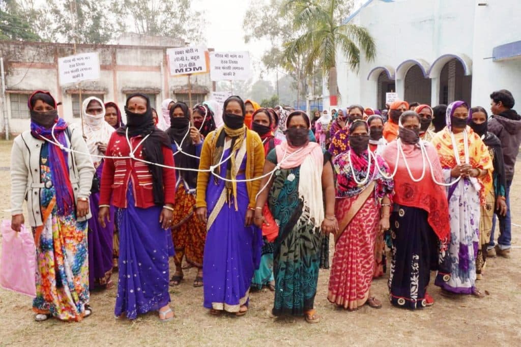 स्वसहायता समूह की महिलाओं का अनोखा प्रदर्शन, गले में फांसी का फंदा डालकर पहुंची बैतूल कलेक्ट्रेट