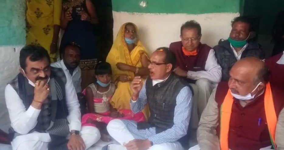 Jabalpur- सीएम ने अशोक और माला के घर खाया पोहा-भजिया, की चाय की फरमाइश