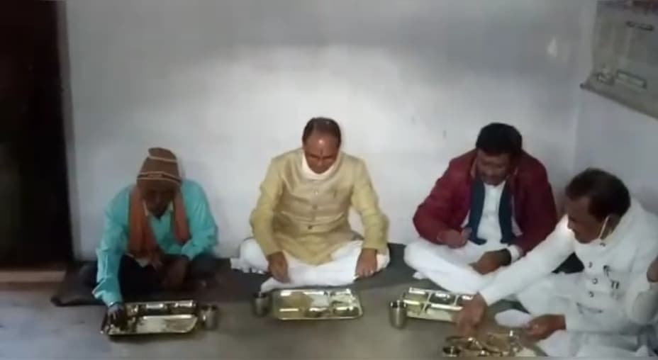 सीएम शिवराज सिंह चौहान ने गणतंत्र दिवस पर मजदूर छेदीलाल के घर खाया खाना