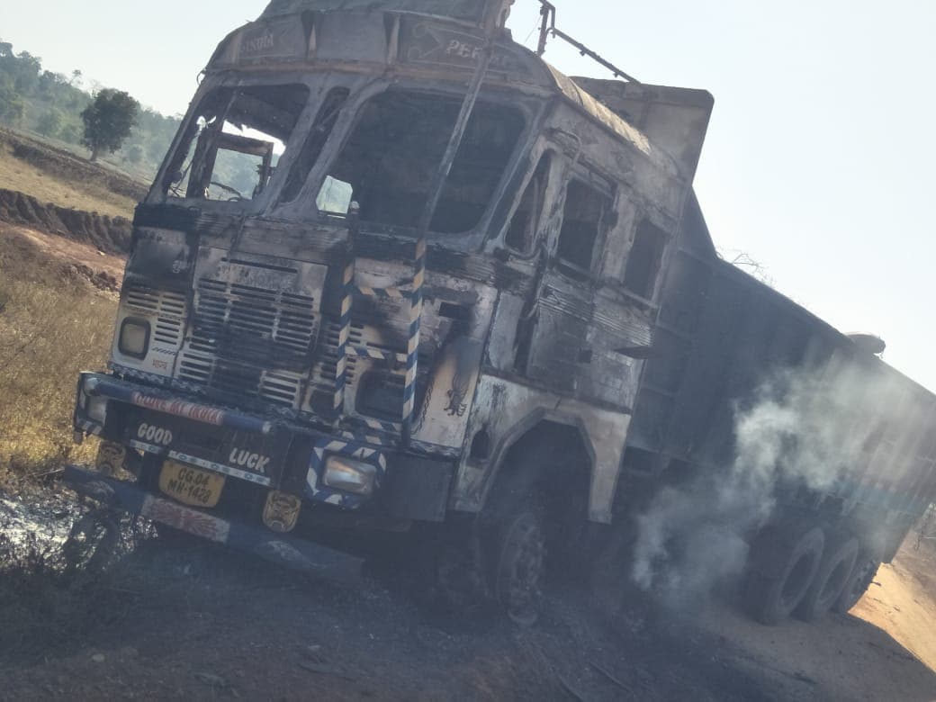 सशस्त्र नक्सलियों ने सड़क निर्माण में लगे ट्रक और दो ट्रेक्टरों को फूंका