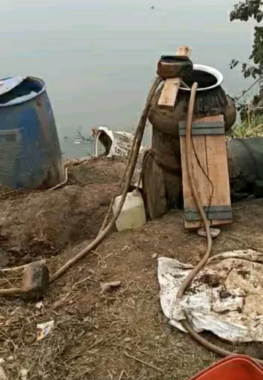 नाले के पानी से बना रहे थे अवैध कच्ची शराब, आबकारी विभाग ने मारा छापा
