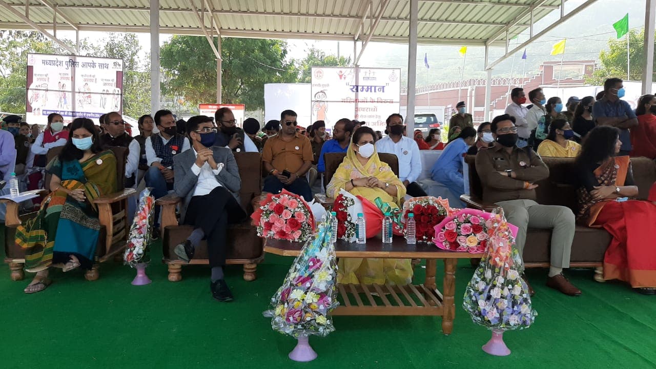 महिला सुरक्षा और सड़क सुरक्षा को लेकर कार्यक्रम, लोगों को किया जागरूक