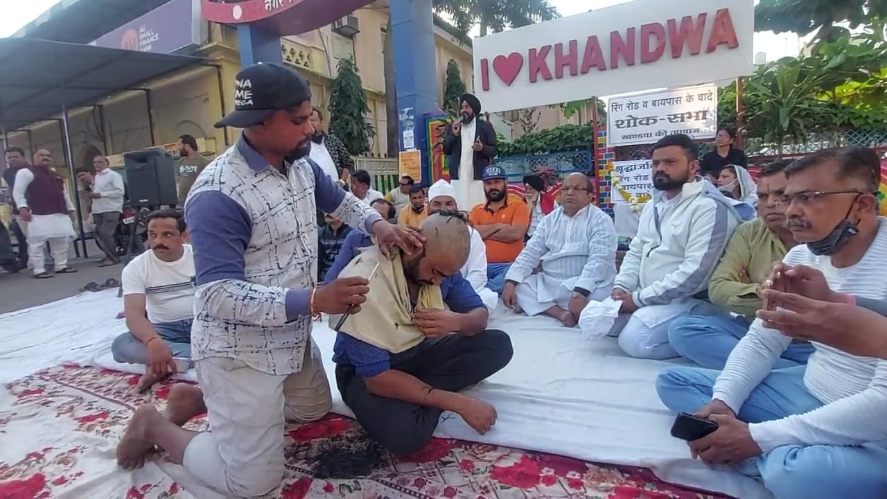 नेताओं को सद्बुद्धि मिले, खंडवा की आवाज ने किया शोक सभा के साथ मुंडन